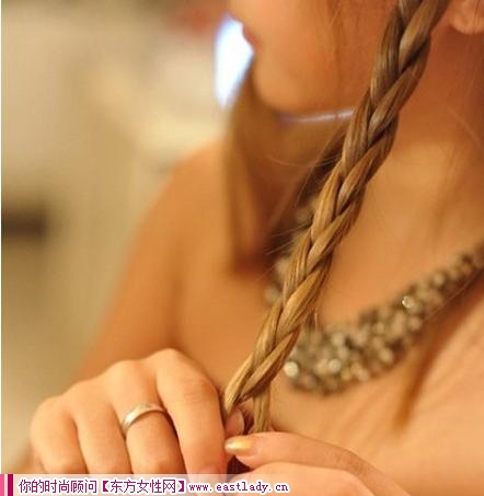 DIY韩式发箍编发 让你散发独特甜美魅力
