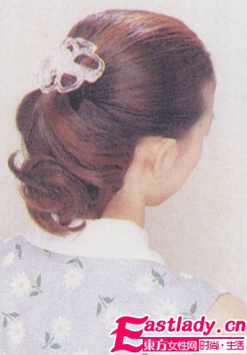 自然卷曲马尾辫的扎法 好看又有型