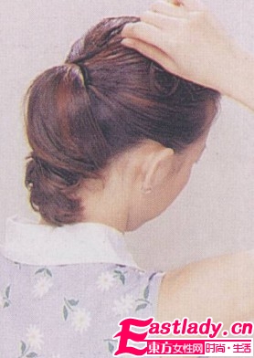 自然卷曲马尾辫的扎法 好看又有型