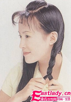 利用卷发梳打造时尚学生妹发型