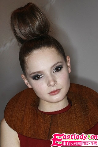 清爽夏日 魅力盘发进行时