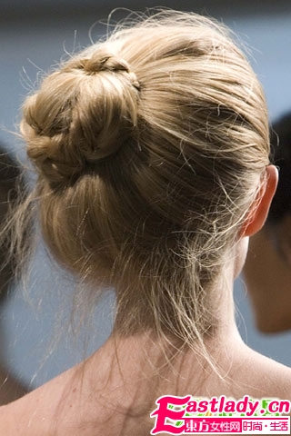 清爽夏日 魅力盘发进行时