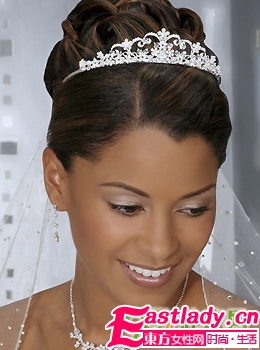 不同韩式盘发的头冠搭配推荐