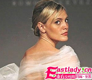 章子怡示范时尚甜美新娘发型