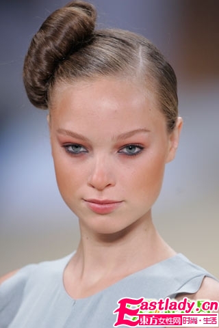 清爽夏日 魅力盘发进行时