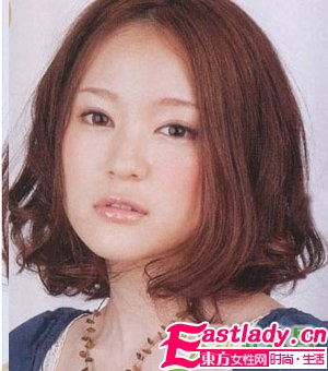 适合圆脸女性的中长发发型