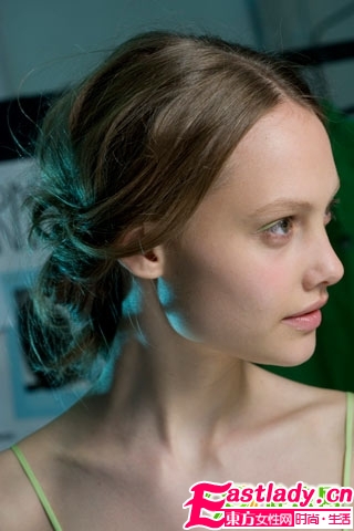 清爽夏日 魅力盘发进行时