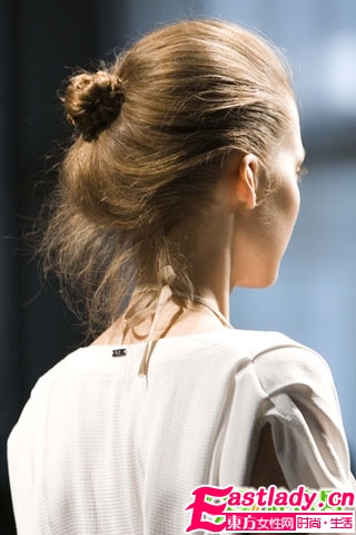 清爽夏日 魅力盘发进行时