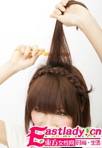 巧编小麻花辫 打造时尚发型