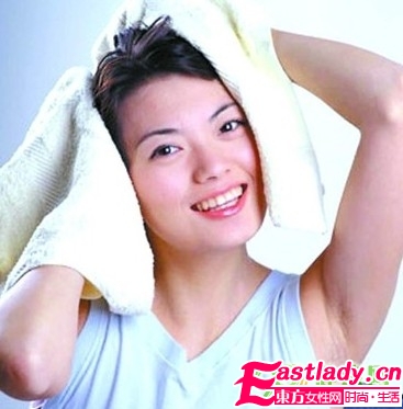 温水洗头可有效对抗头屑