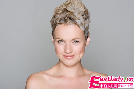 头皮屑怎么办 轻松洗掉它们