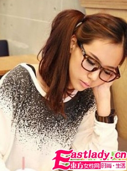 秋季最新韩国街拍时尚大卷发