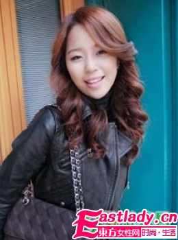 秋季最新韩国街拍时尚大卷发