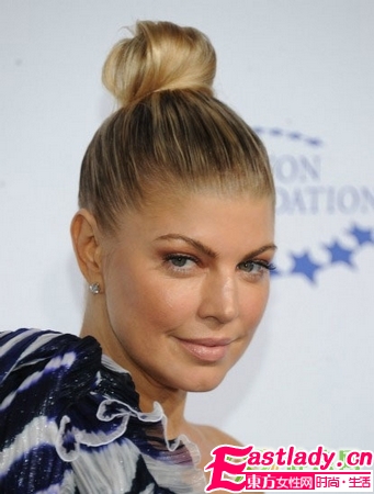 女星演绎丸子头 完美高发髻