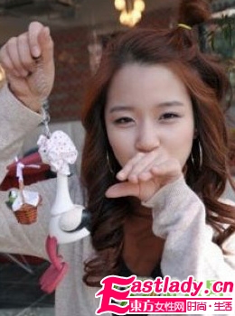 秋季最新韩国街拍时尚大卷发