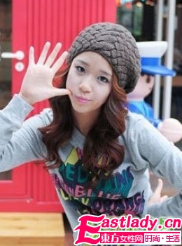 秋季最新韩国街拍时尚大卷发