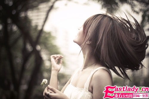 晒太阳会使头发分叉粗糙断裂褪色