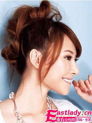 秋季简易韩式盘发步骤图解