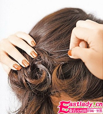 优雅斜垂马尾编发的编法图解步骤