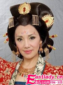 从《宫心记》看华丽盘发发髻