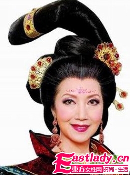 从《宫心记》看华丽盘发发髻