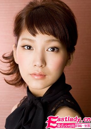 提升魅力 简单盘发让你光彩照人