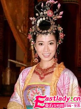 从《宫心记》看华丽盘发发髻