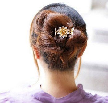 2011瘦脸的发型-散发浪漫气息的花苞头