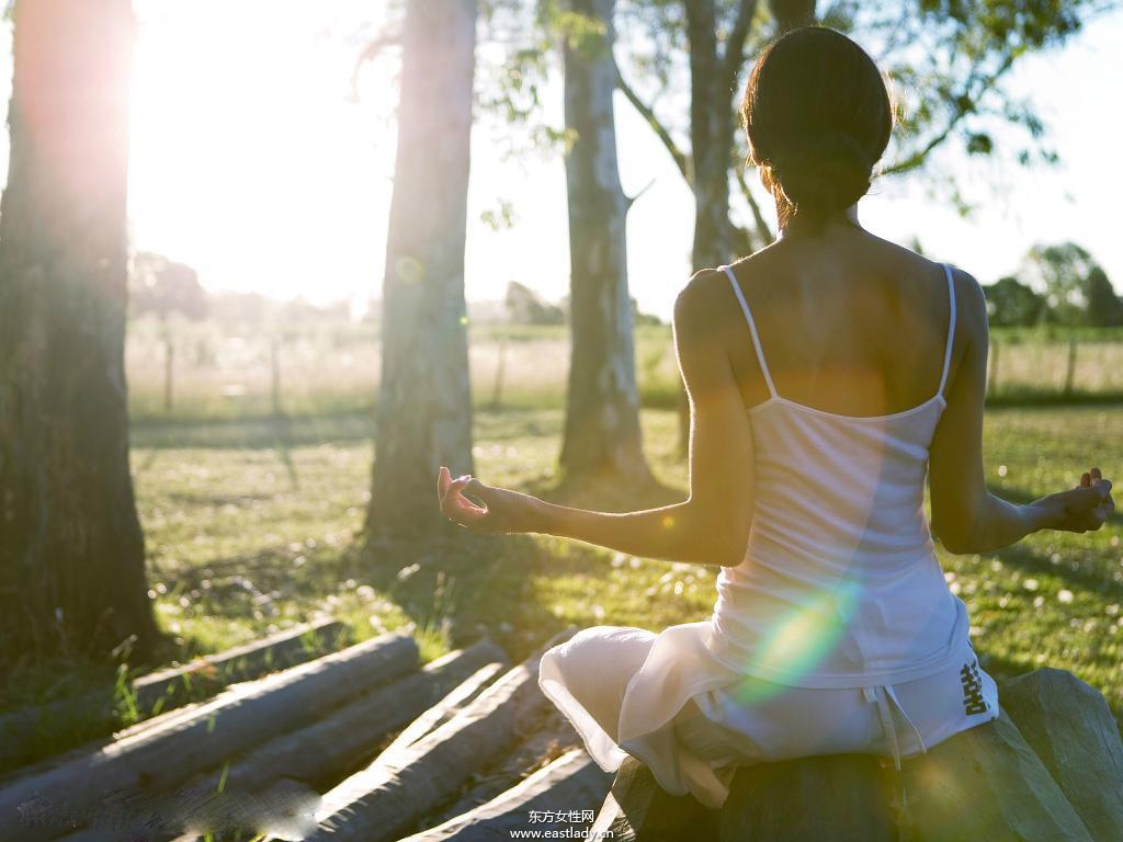 在家也能瘦肚子 6式瑜伽减肥小动作全搞定