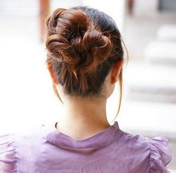 2011瘦脸的发型-散发浪漫气息的花苞头