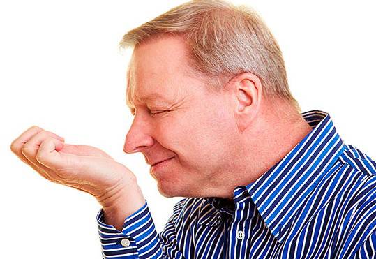 男士香水涂在哪里更显 男人味