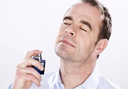 男士香水涂在哪里更显 男人味