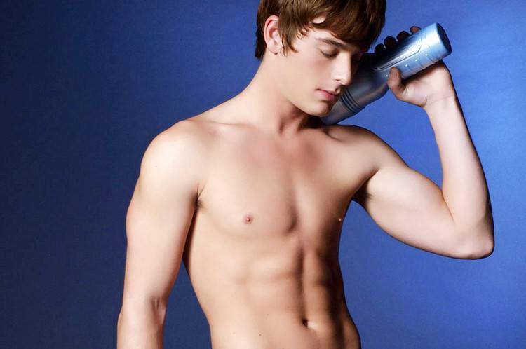 男士香水涂在哪里更显 男人味