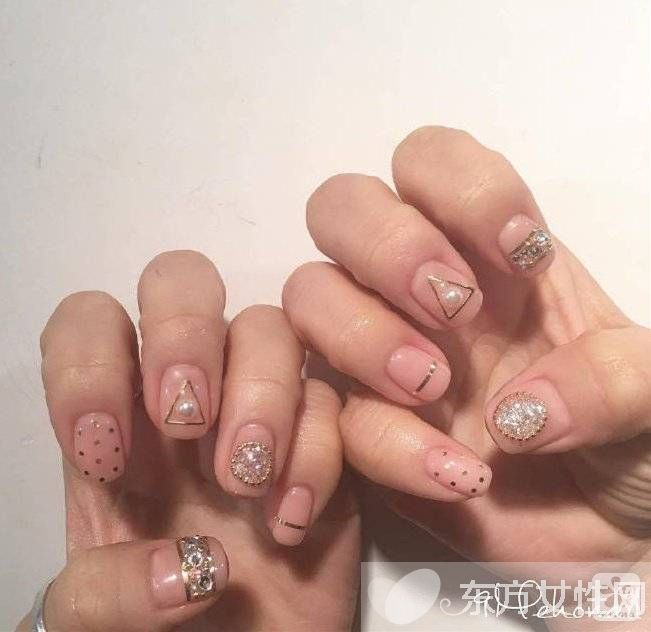 9款闪闪惹人爱美甲图案 还不赶紧学起来