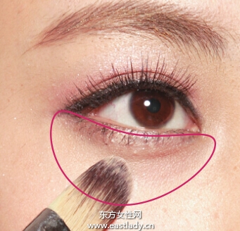 描绘柔和粉棕色眼妆