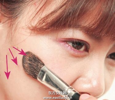 运用阴影色塑造紧致小脸