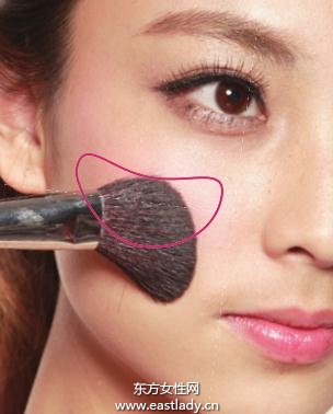 月牙形腮红提升面部光泽感