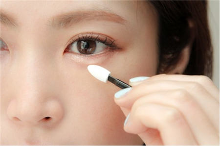 下垂眼线日韩女星必画眼线