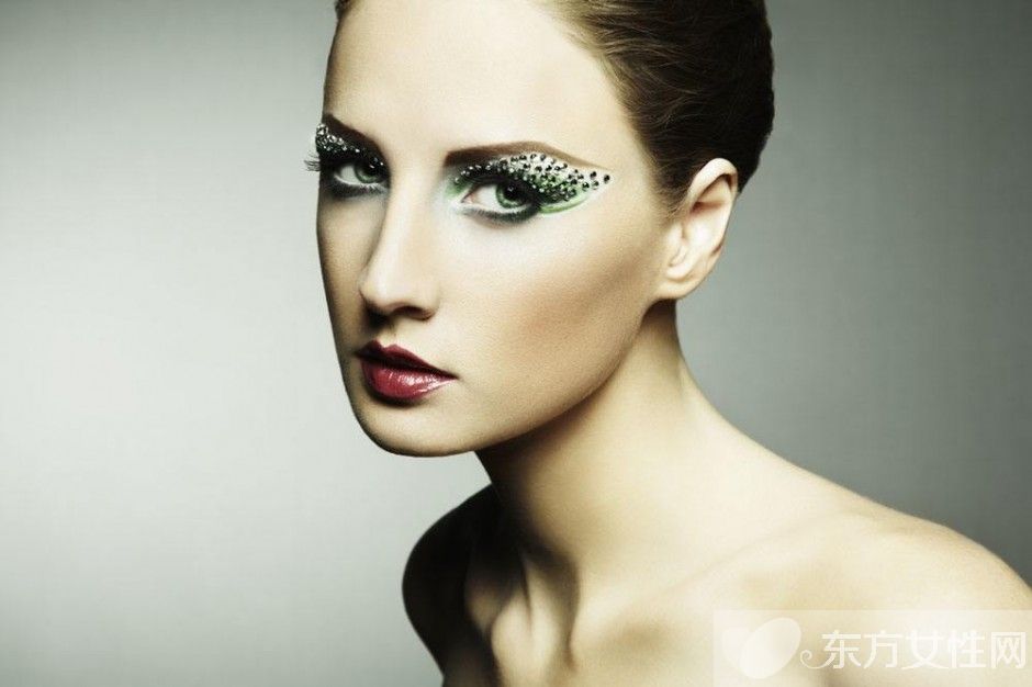 睫毛膏干了怎么办 教你正确使用睫毛膏