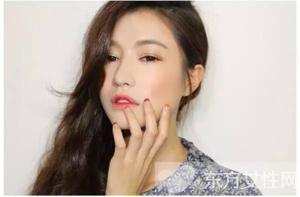 咬唇妆早Out了 快来学学时下最in的染唇妆吧