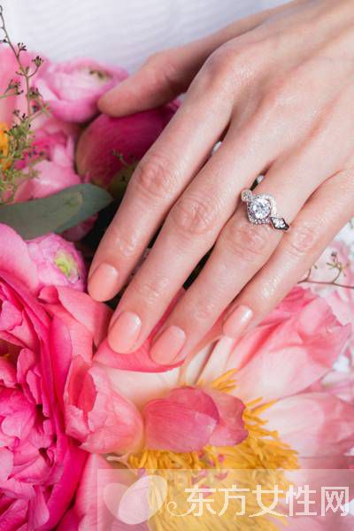 美甲与手捧花的绝美搭配 准新娘要get好