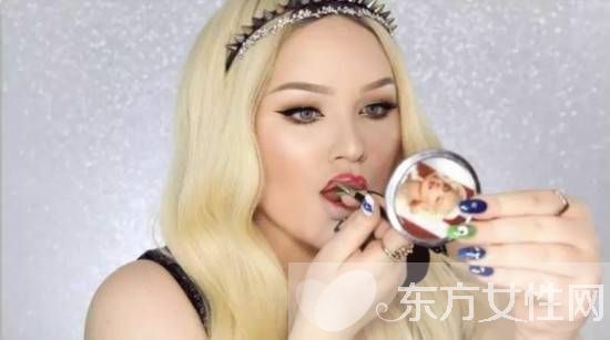 如何用唇釉打造完美唇妆 跟她学准没错