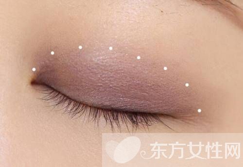 想要年会趴体出彩 只要学会这款小烟熏妆就够了