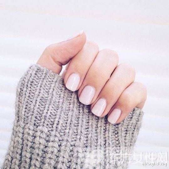 今年秋冬流行色 全在这些毛衣美甲里