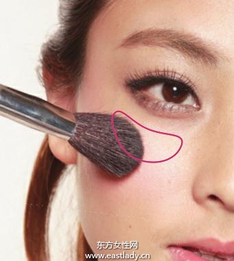 月牙形腮红提升面部光泽感