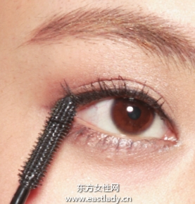 使平直的睫毛更显卷翘的画法