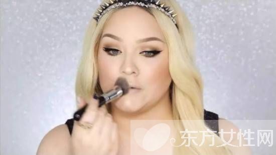 如何用唇釉打造完美唇妆 跟她学准没错