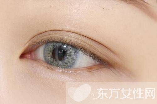 想要年会趴体出彩 只要学会这款小烟熏妆就够了