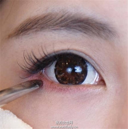 用眼睛勾走男人 简单眼妆的画法营打造出萌感女主角眼妆