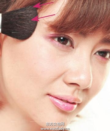 运用阴影色塑造紧致小脸